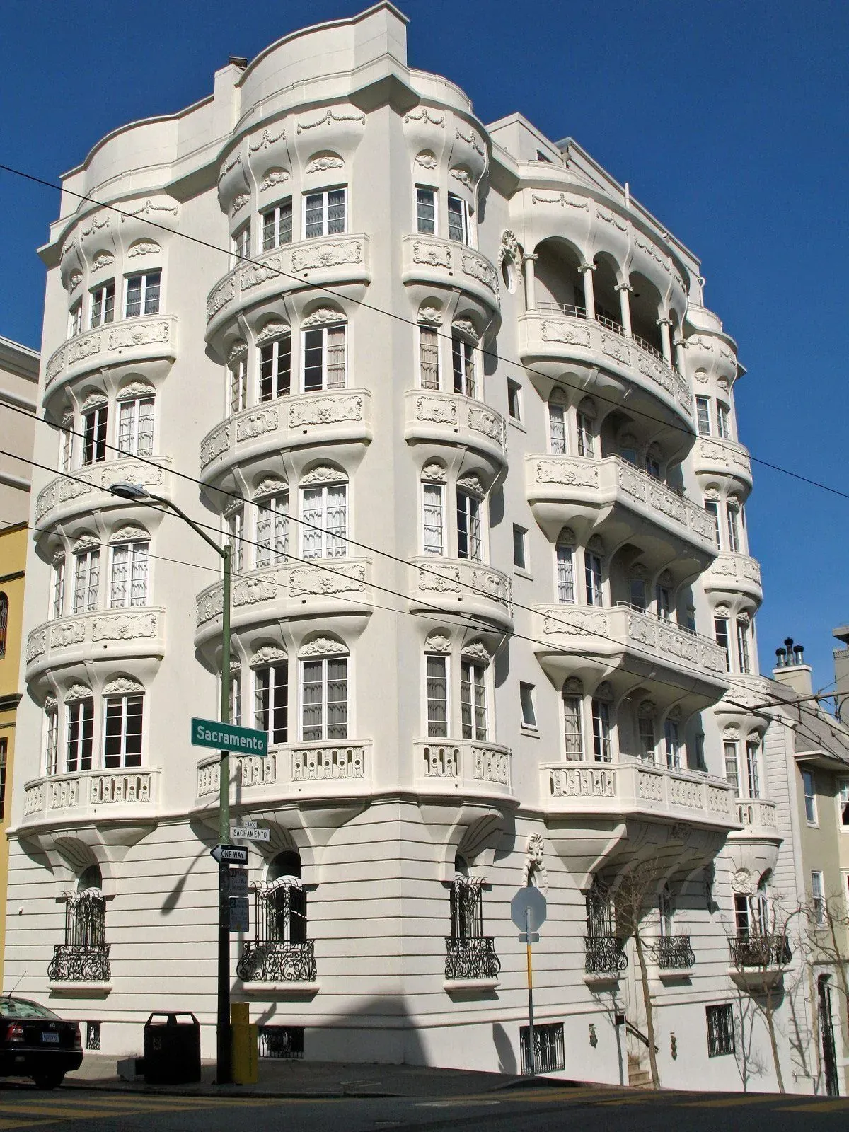 V square 114 Avenue