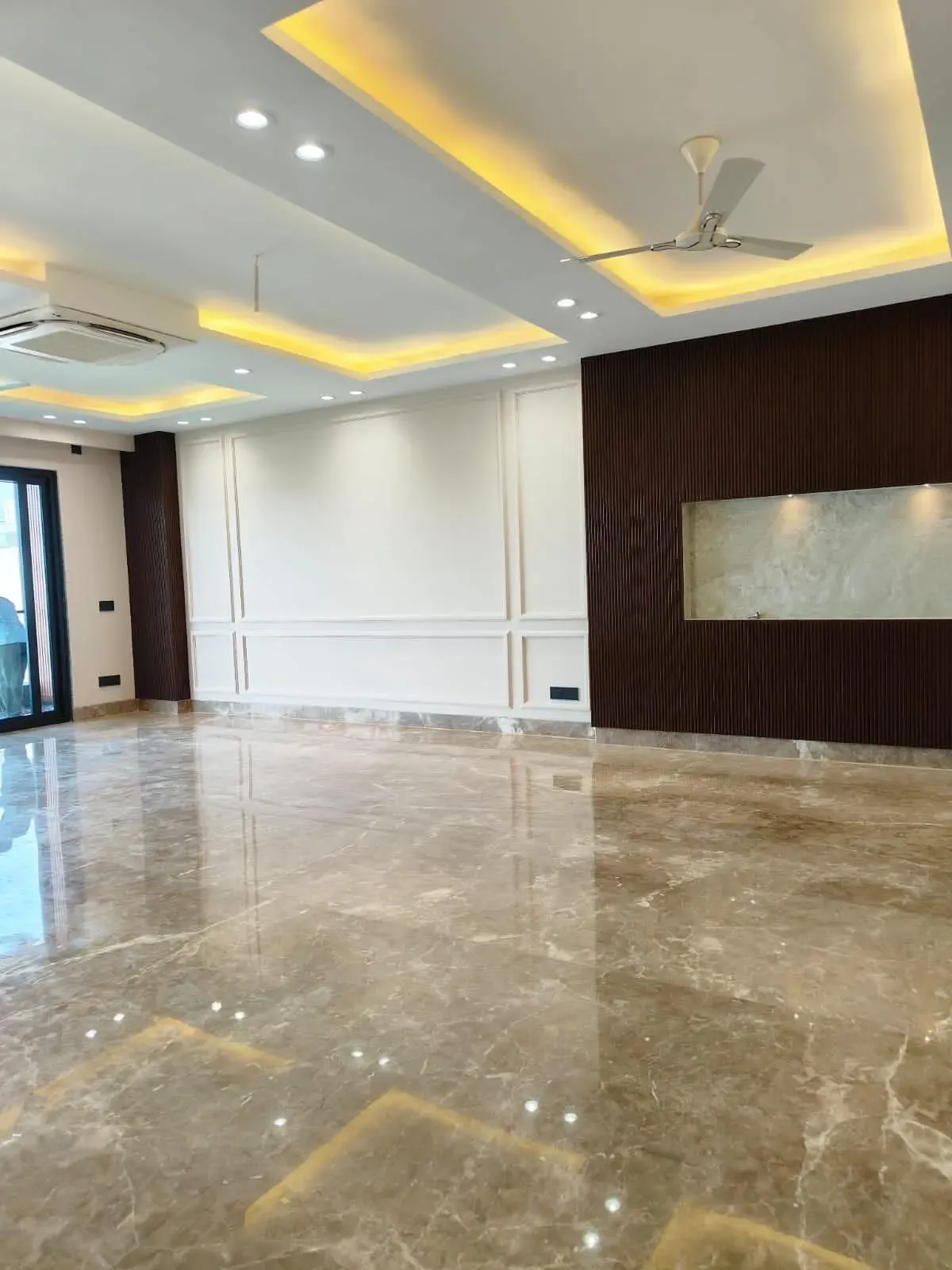 Ultra Luxury Builder floor In Nirvana Country