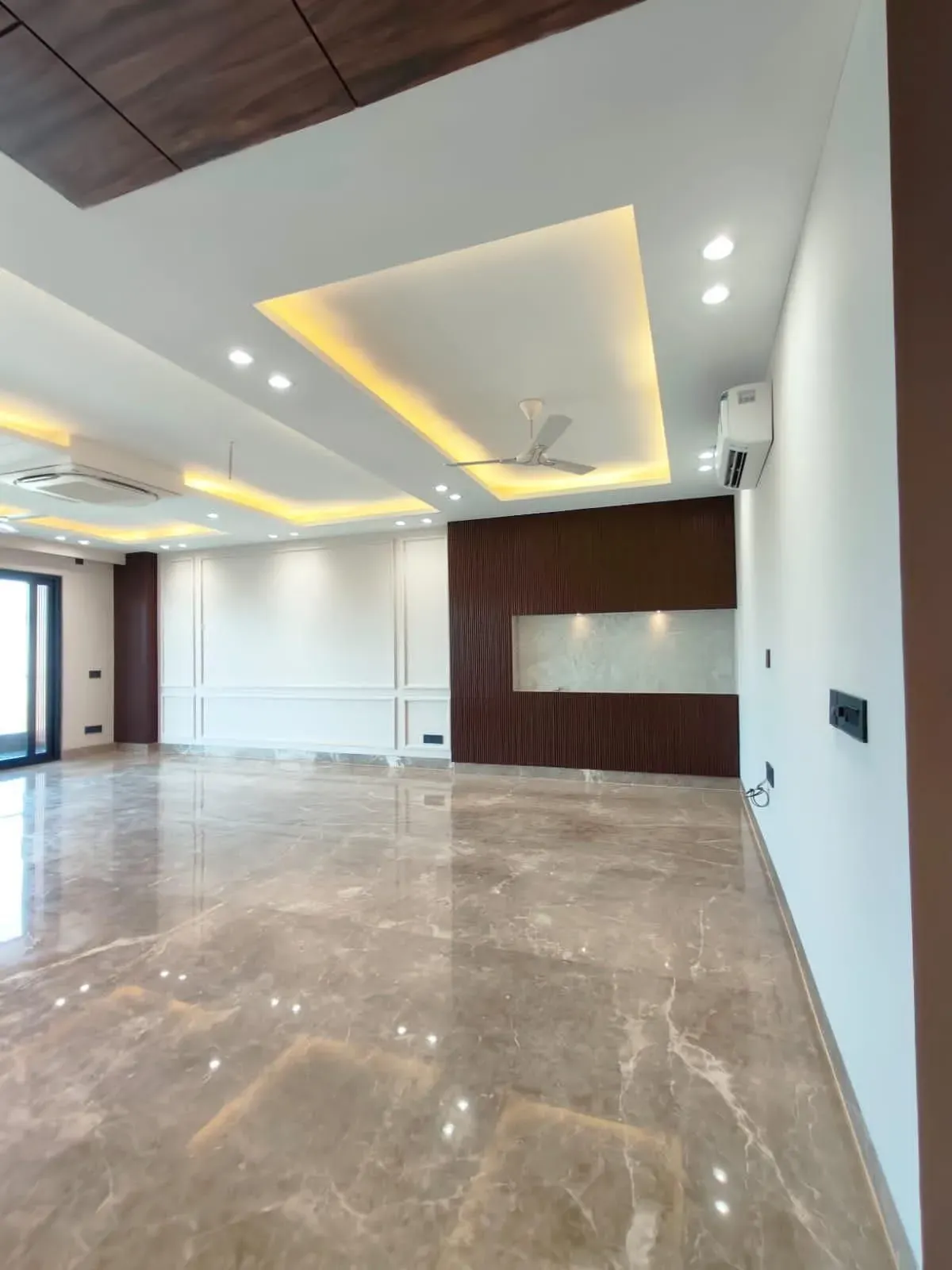 Ultra Luxury Builder floor In Nirvana Country