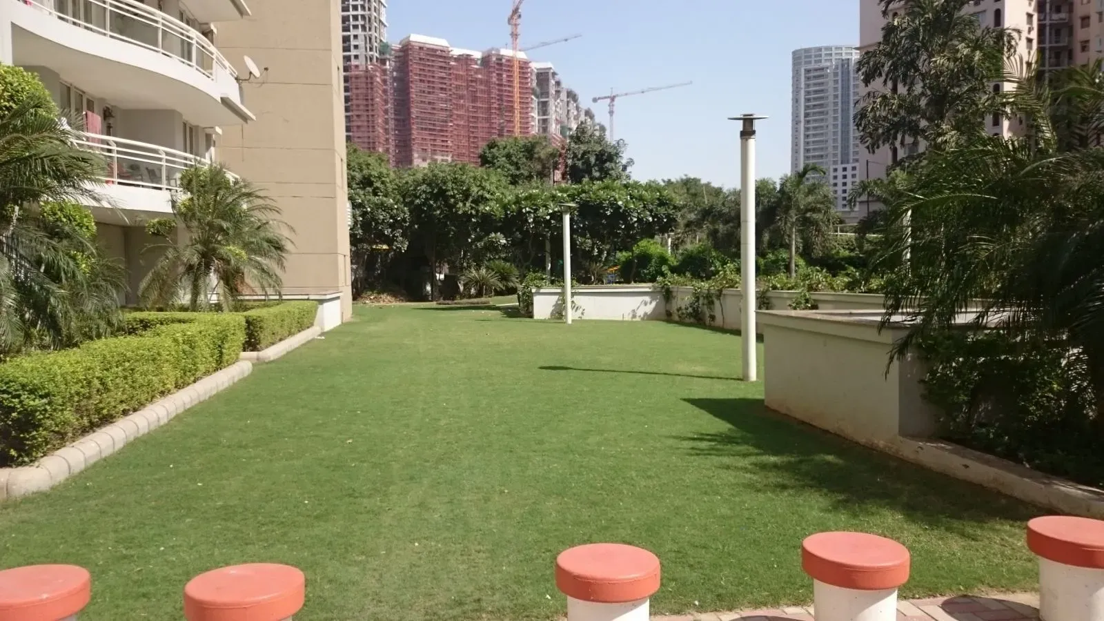 DLF Royalton Tower