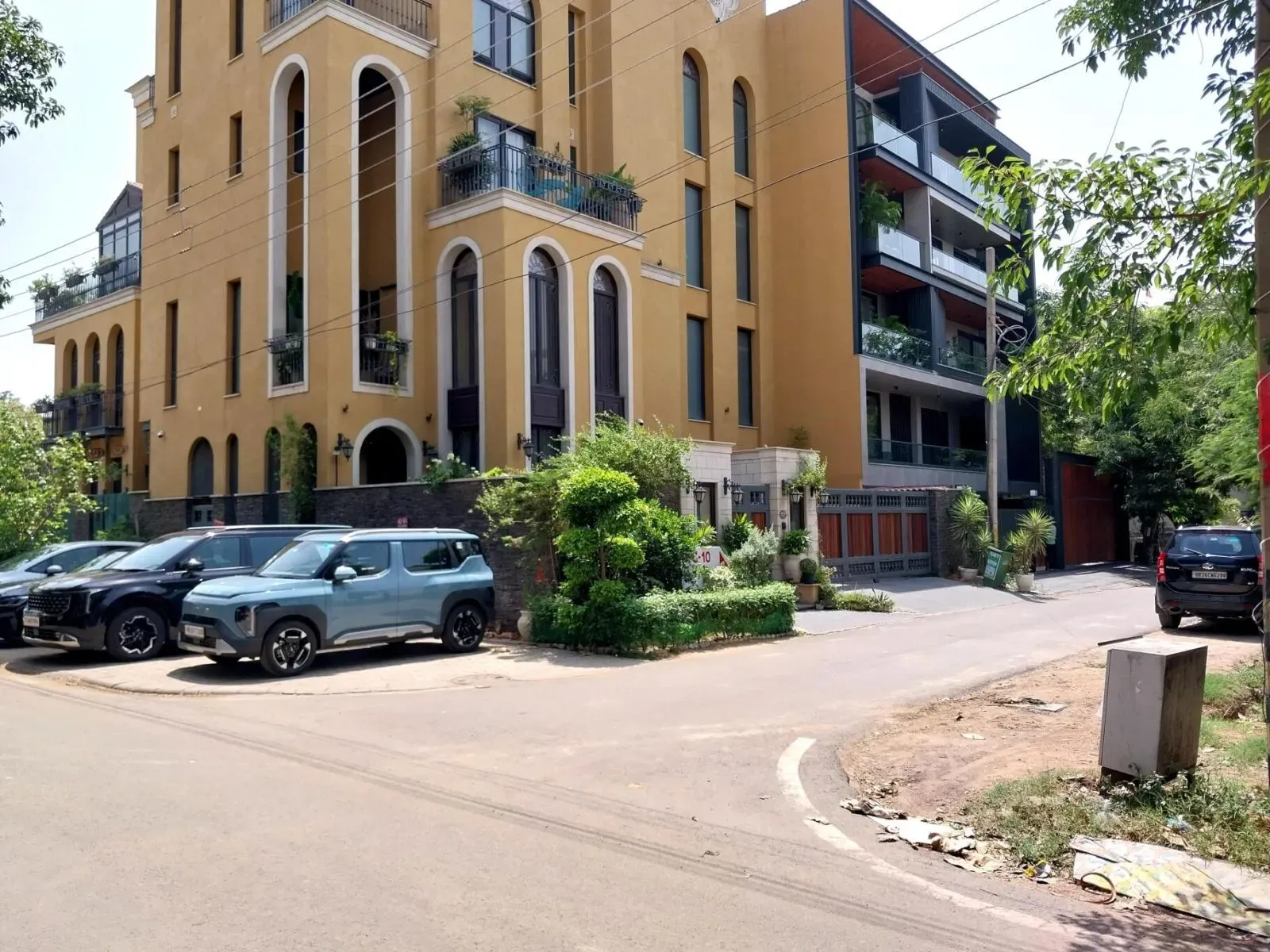 Independent Floors at DLF City Phase 1 and 3